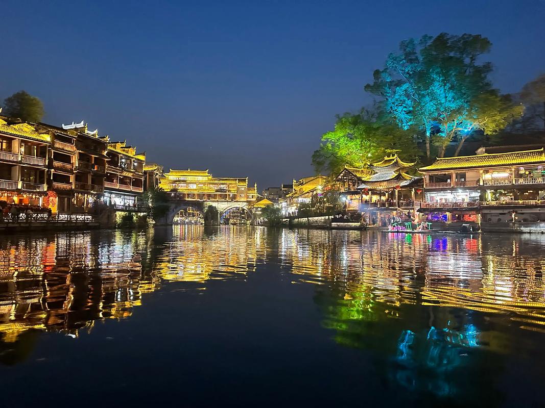 凤凰古城游玩攻略：夜景最佳打卡点推荐